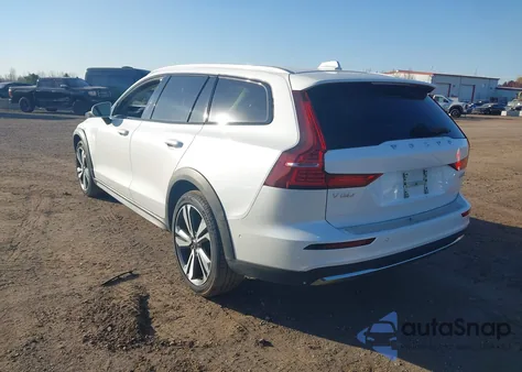 2025 Volvo V60 Cross Country B5 Plus z USA, uszkodzony, nr VIN YV4L12WK1S2146331